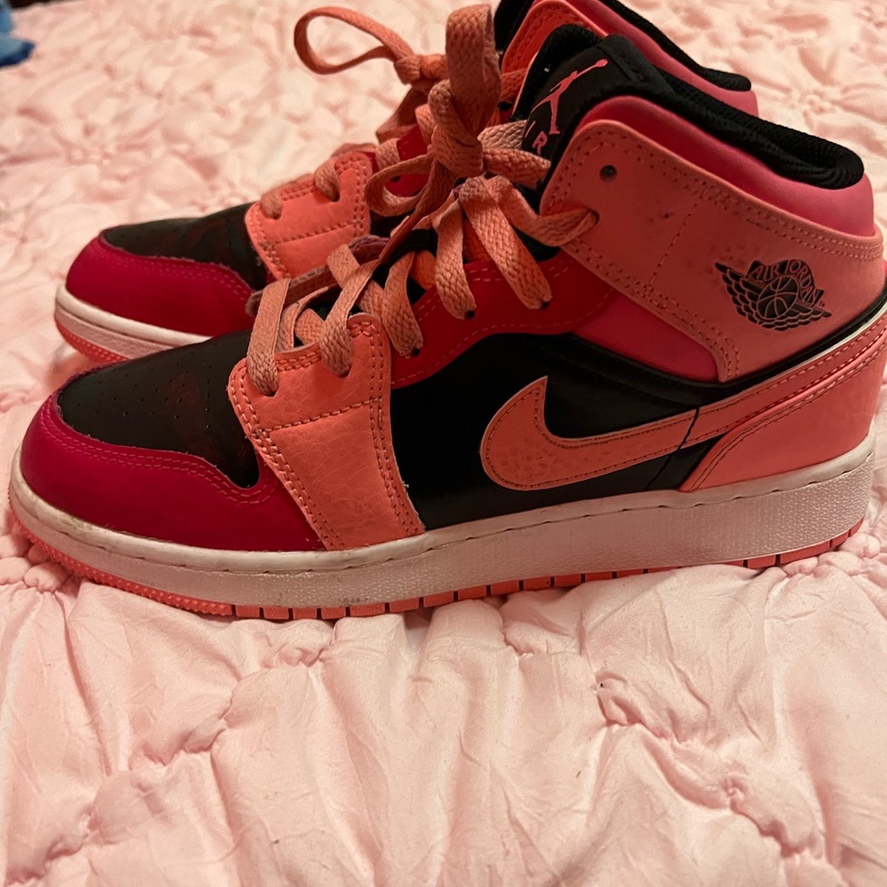 Girls size 5.5 great sneakers